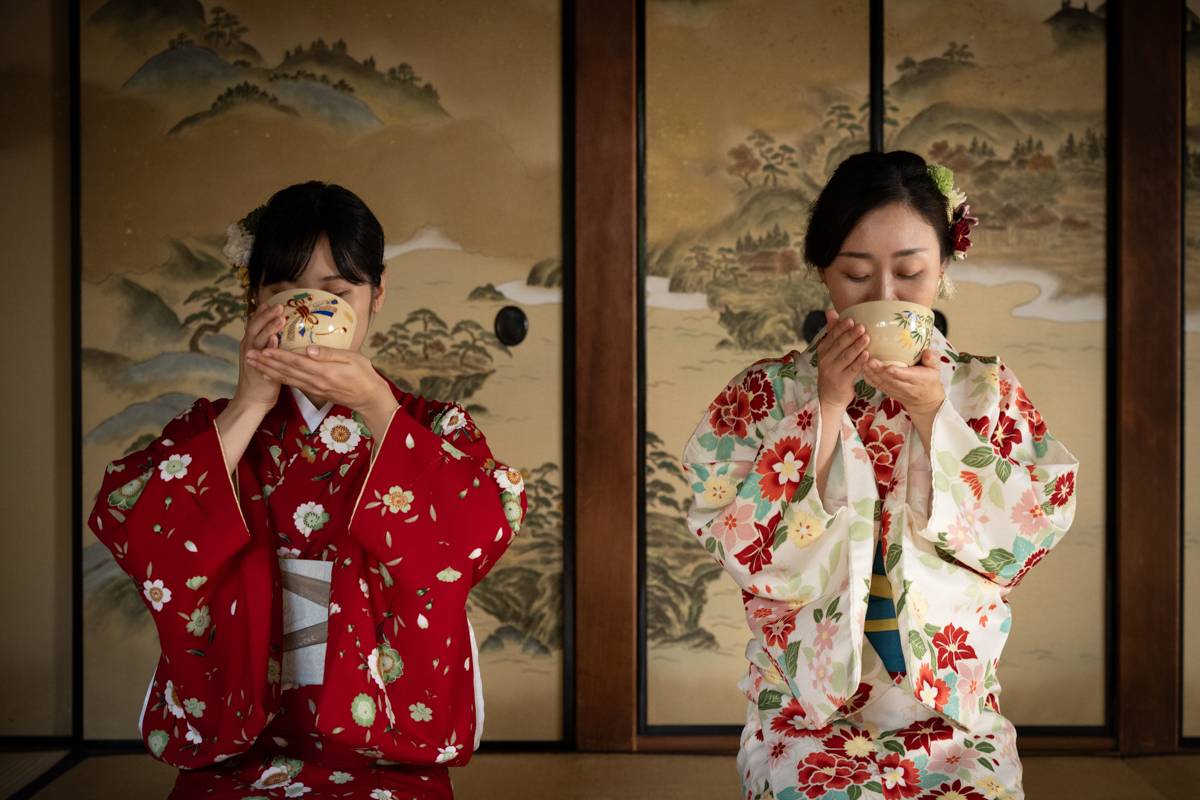 Tea master teaching guests how to make matcha at Maikoya Nishiki