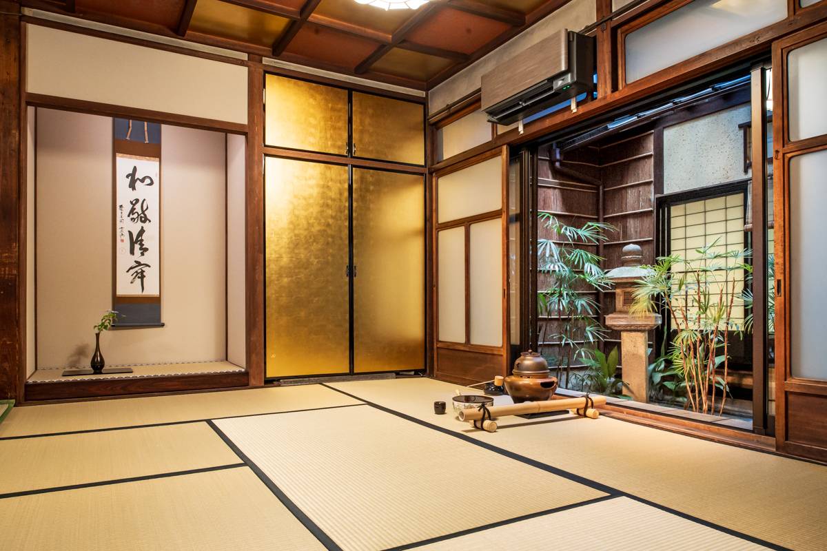 Kimono tea ceremony experience in Kyoto at Maikoya