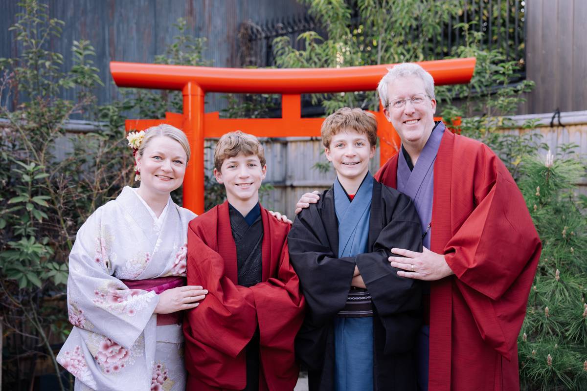 Couple enjoying kimono photography in Kyoto