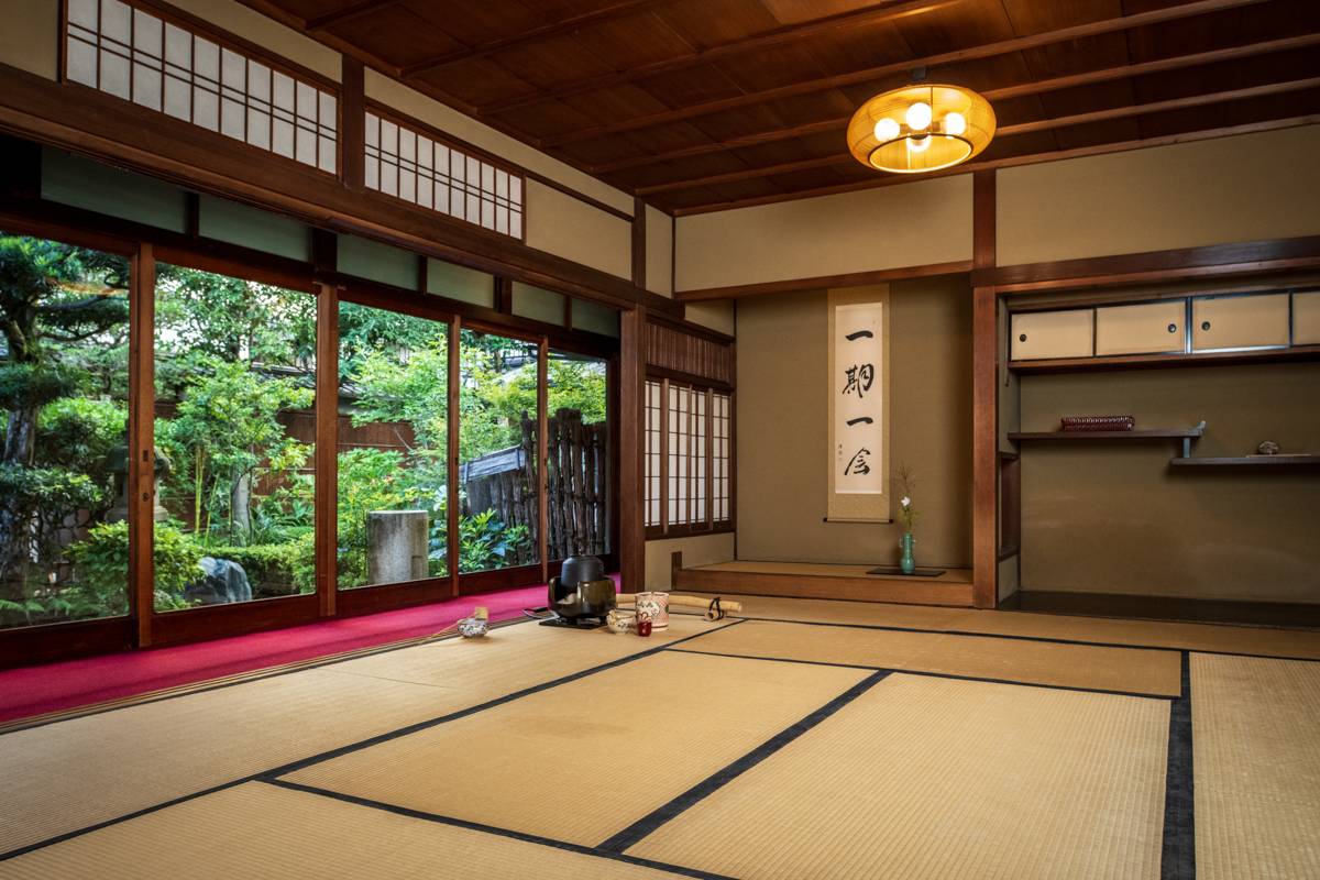 Kimono tea ceremony at Maikoya Nishiki in Kyoto