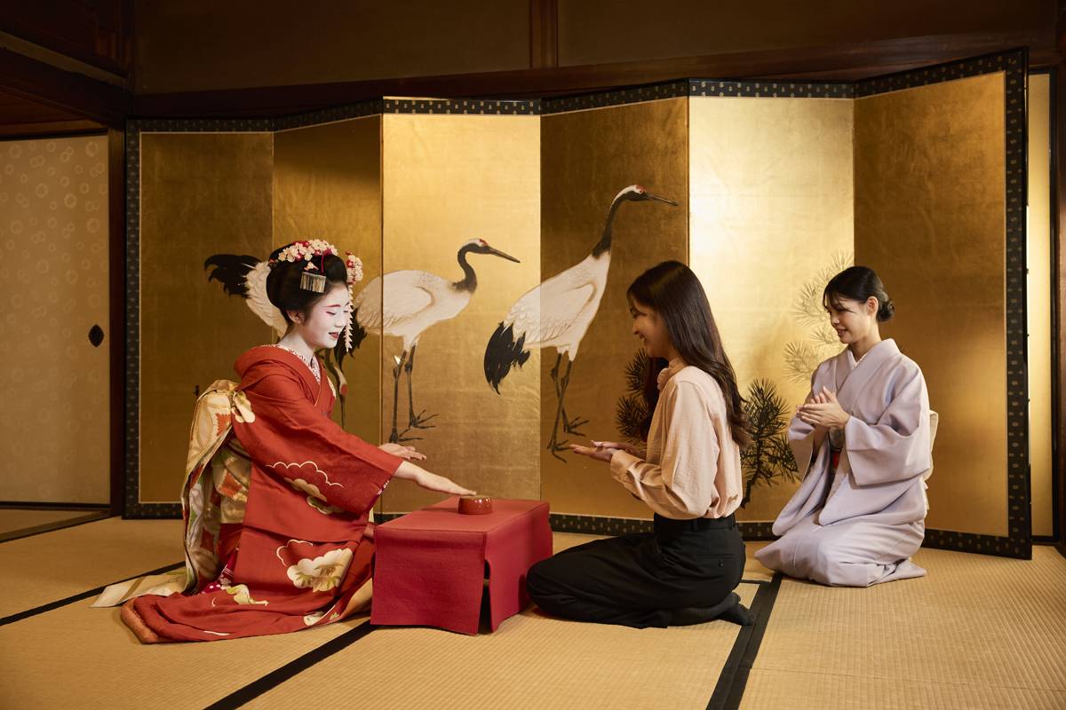 Geisha maiko traditional games and show in Kyoto Gion