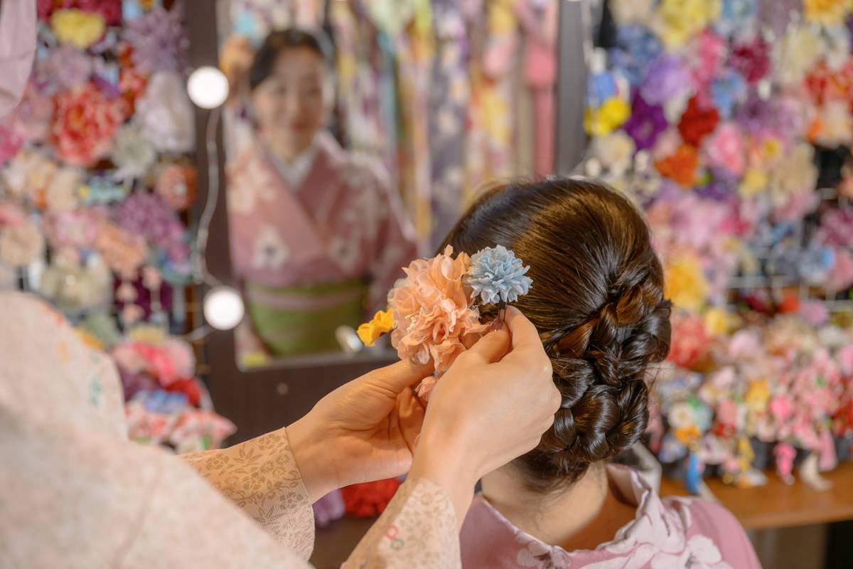 Hair ornament selection for kimono experience