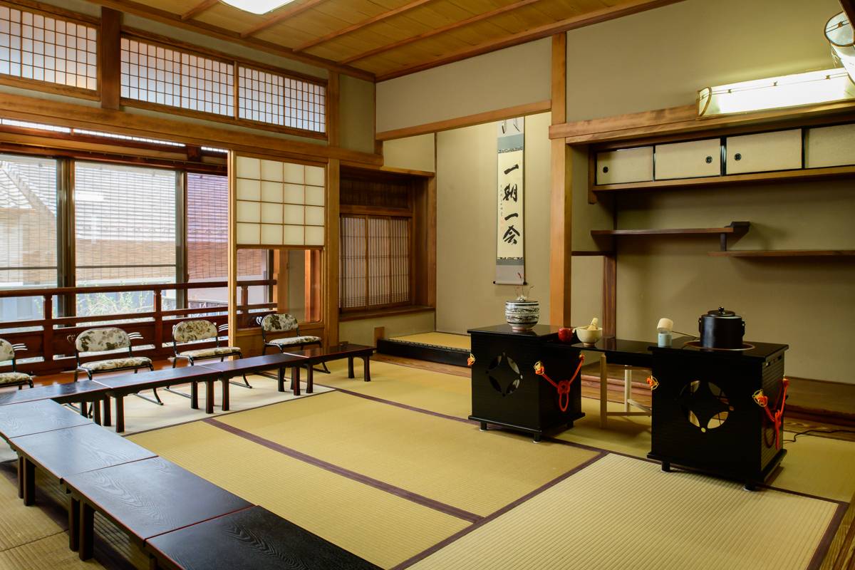Matcha tea ceremony tools at Maikoya Gion Kiyomizu